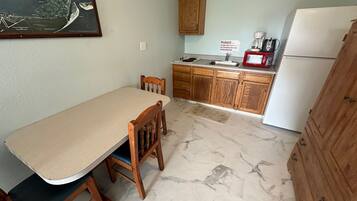 Réfrigérateur, micro-ondes, plaque de cuisson, lave-vaisselle