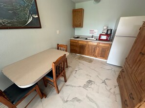 Réfrigérateur, micro-ondes, plaque de cuisson, lave-vaisselle
