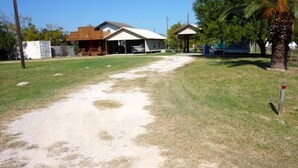 Un sentiero conduce a una zona residenziale con case e un piccolo edificio.