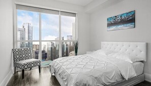 Premium Apartment, 2 Bedrooms, 2 Bathrooms | Iron/ironing board, free WiFi, bed sheets - Skyline Suites - Next to MTCC, ACC & CN Tower (Toronto)