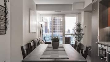 Premium Apartment, 2 Bedrooms, 2 Bathrooms | Dining room