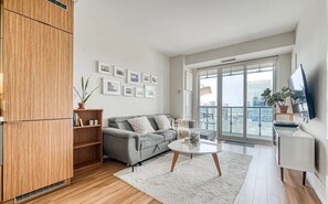 42-inch flat-screen TV with cable channels - Skyline Suites - Next to MTCC, ACC & CN Tower (Toronto)