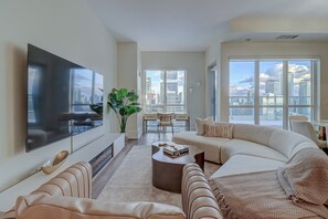 Premium Penthouse | Living area | 42-inch flat-screen TV with cable channels - Skyline Suites - Next to MTCC, ACC & CN Tower (Toronto)