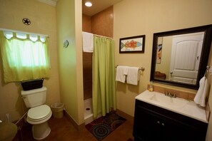 Shower, towels - UNCLE WOODY'S #2 in POC-Pets ok but add Fees (Port O'Connor)