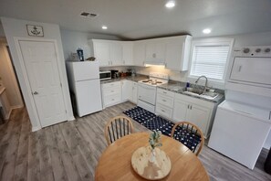 Fridge, microwave, oven, stovetop - BOGGY VIEW is Close to Beach in POC (Port O'Connor)