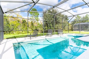 Una piscina al aire libre, una piscina climatizada
