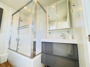 Shower - Cozy & Modern on the BEACH (Los Angeles)