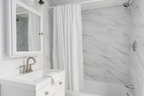 Studio Prestige, 1 très grand lit et 1 canapé-lit, non-fumeur, cuisine | Salle de bain | Ensemble baignoire-douche, articles de toilette (gratuits)