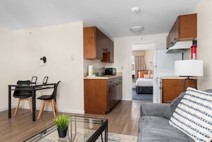 Microondas y cafetera y tetera