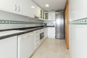 Geladeira, micro-ondas, fogão, lava-louças