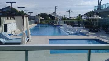 2 piscinas externas, guarda-sóis, espreguiçadeiras