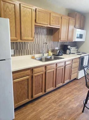 Kj�øleskap, mikrobølgeovn, ovn og kokeplater