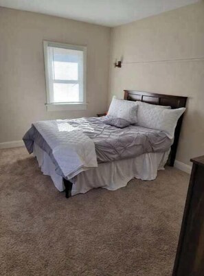 3 bedrooms, WiFi, bed sheets - The Jerome House 715 Elm (Terre Haute)