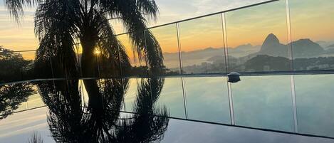 Hồ bơi ngoài trời, dù/ô trên bãi biển/hồ bơi, ghế dài tắm nắng