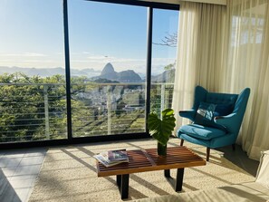 华丽开间套房, 1 张特大床, 海湾景观 | 高档床上用品、迷你吧、客房内保险箱、遮光窗帘