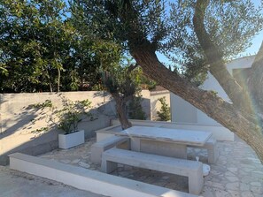 Outdoor dining - Modern studio located near beautiful sandy bay. (Supetar)