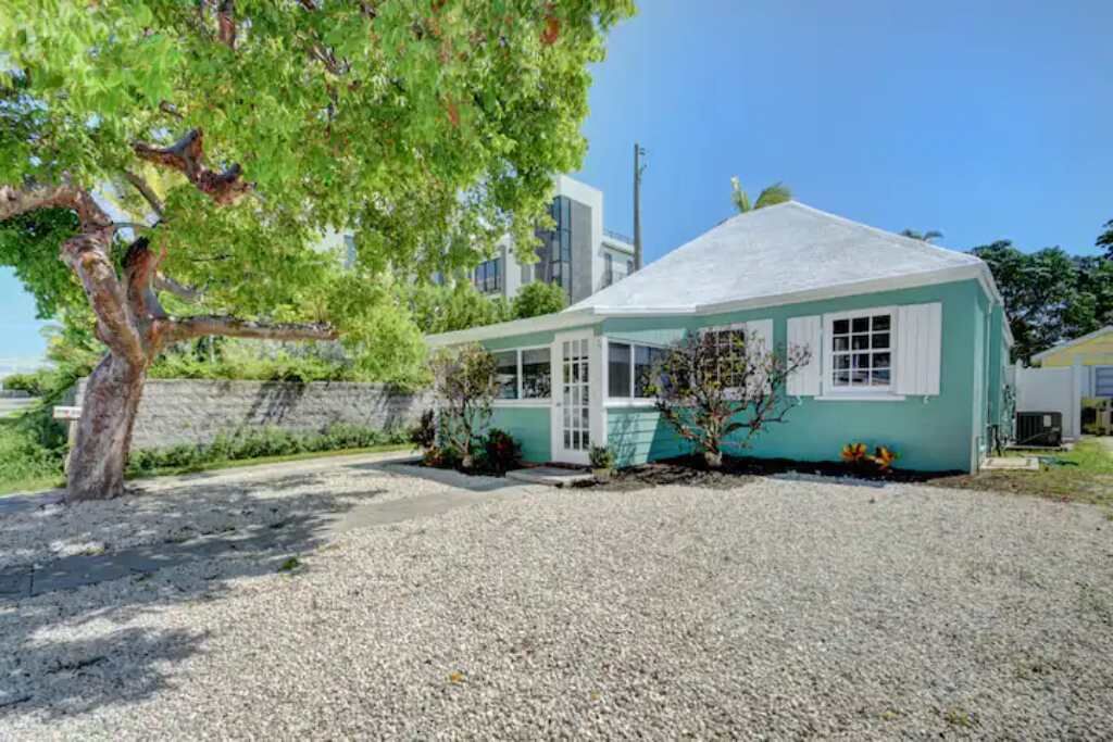 Private Beach Cottage walk steps to the beach, sleeps 8