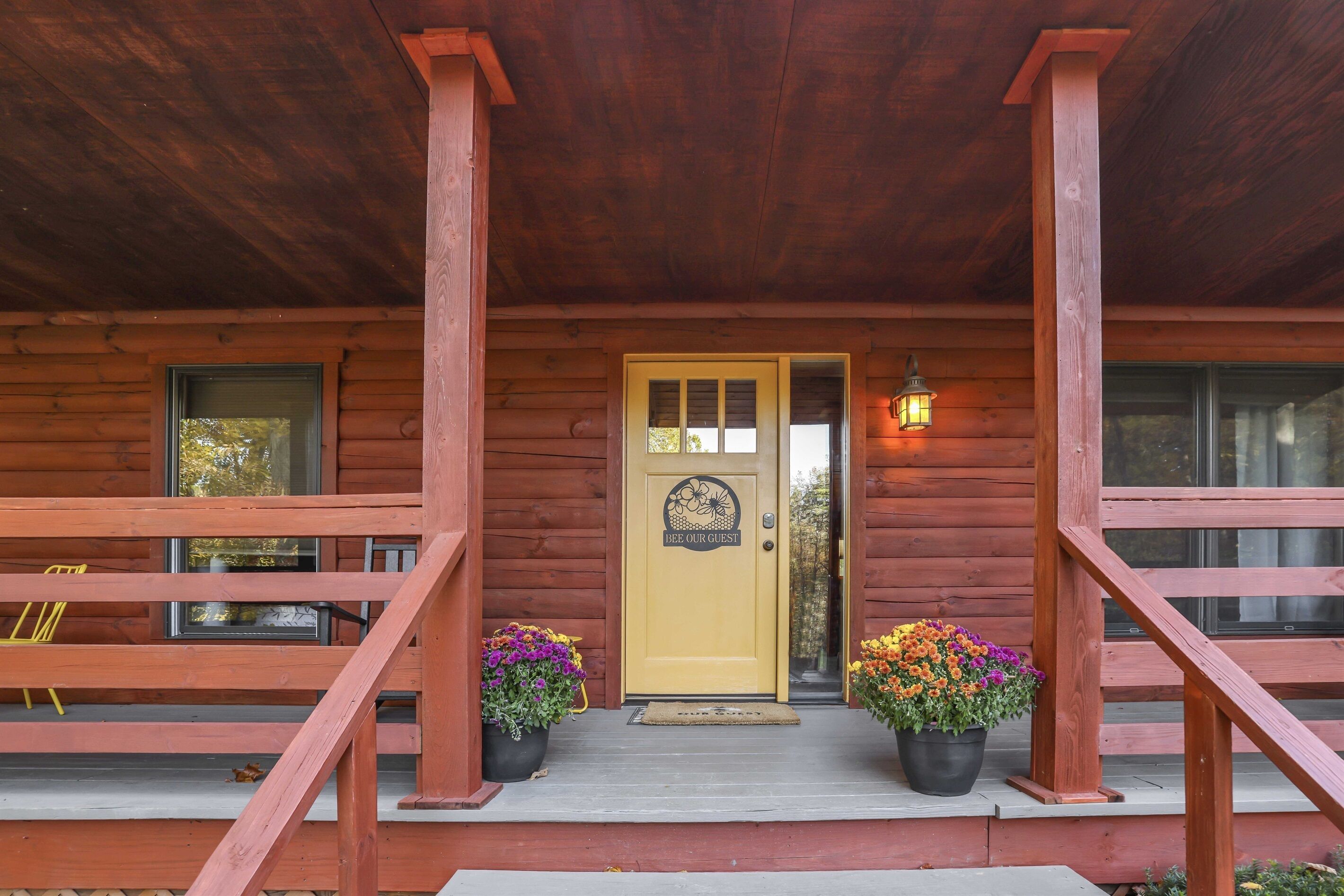 Honeybee Hideaway-Hot-Tub, Game Rm, Fire-Pit, Fishing Pond, 17 Private Acres!