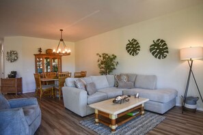 TV - NEWLY REMODELED! Partial Ocean View condo along the golf course (Wailea-Makena)