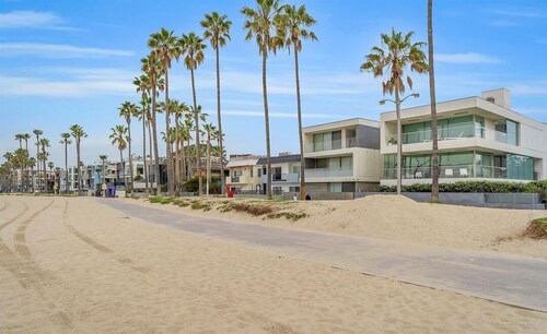 Walk on Beach sands & enjoy califorina Sunset view 