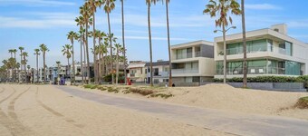 Walk on Beach sands & enjoy califorina Sunset view 