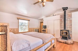 2 bedrooms, desk, iron/ironing board, free Internet