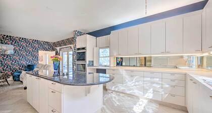 Lanai & Pool: Elegant Villa in Winter Haven!