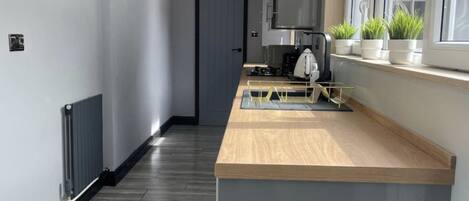 Frigorifero, microonde, forno, piano cottura