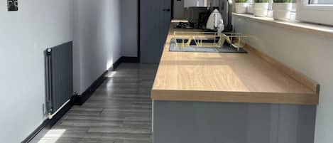 Frigorifero, microonde, forno, piano cottura