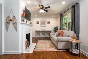 Smart TV, offices, computer monitors - MLB Season in Atlanta. Minutes Away From Truist Park at This Cozy, Charming Home (Marietta)