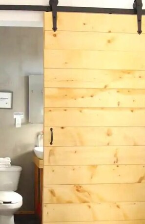 Een douche, een haardroger, handdoeken, zeep