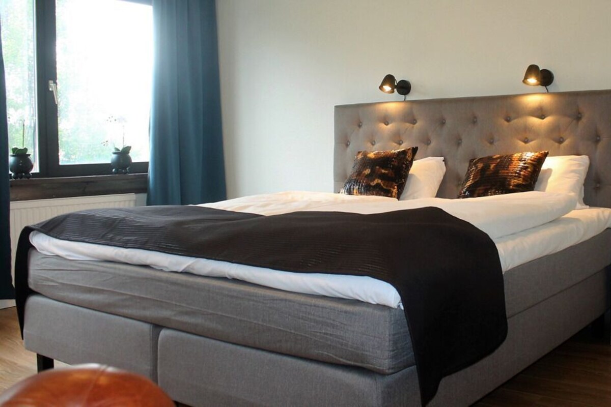 Escritorio y ropa de cama