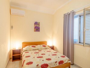 2 bedrooms, WiFi, bed sheets - Apartments Žaknić - Two-Bedroom Apartment with Terrace and Sea View (Blato)