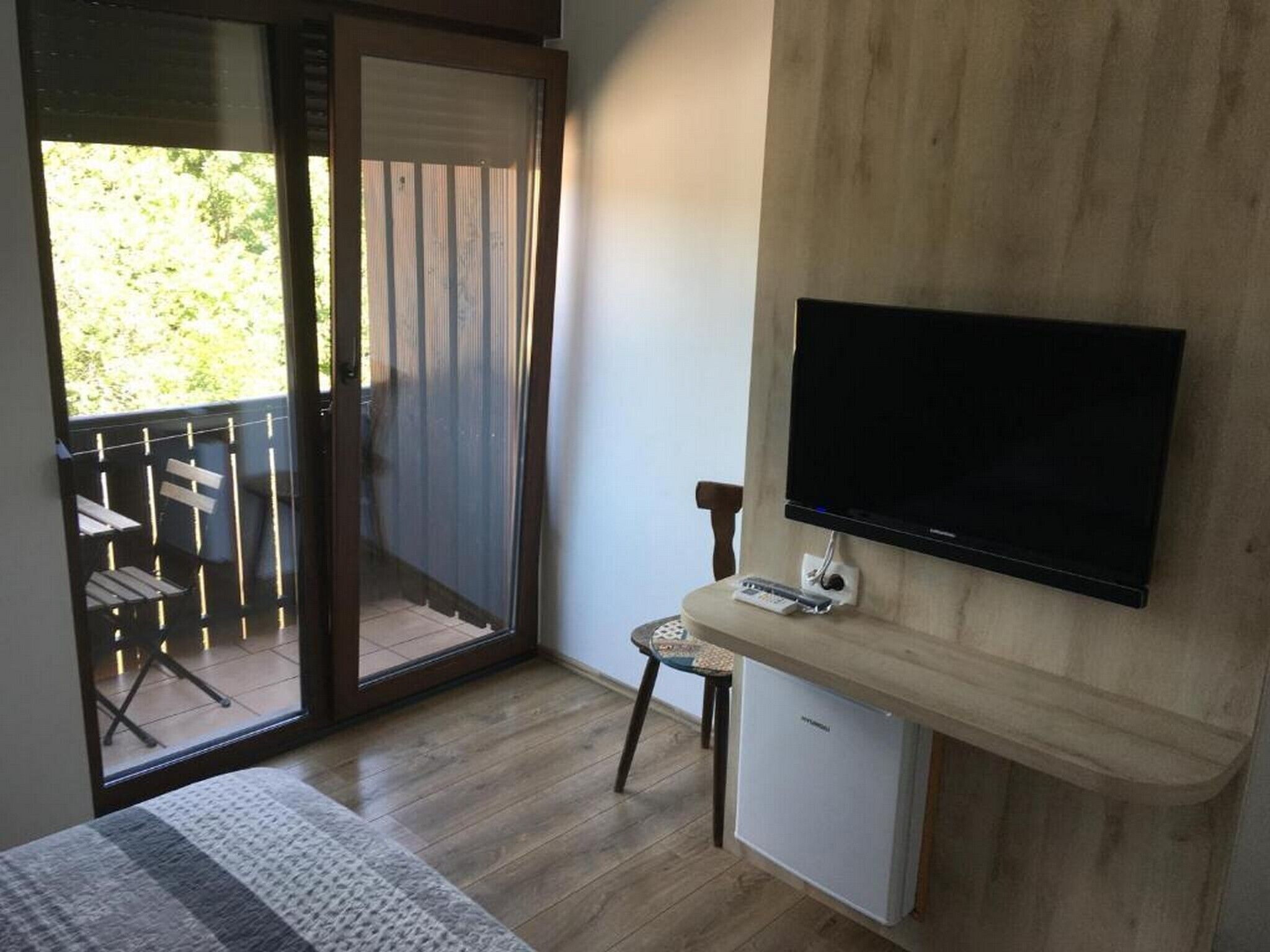 1 bedroom, free internet, bed sheets