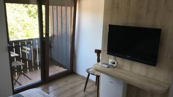 1 bedroom, free internet, bed sheets