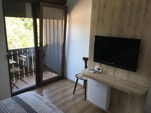 1 bedroom, free Internet, bed sheets - Guesthouse Family Bosnic - Duplex Family Room with Balcony - Gallery - 1 (Plitvicka Jezera)