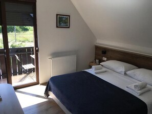 1 bedroom, free Internet, bed sheets - Guesthouse Family Bosnic - Duplex Family Room with Balcony - Gallery - 1 (Plitvicka Jezera)