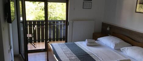 1 bedroom, free Internet, bed sheets