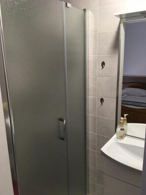 Shower, free toiletries, hair dryer, towels