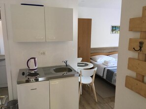 1 bedroom, free Internet, bed sheets