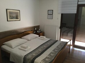1 bedroom, free Internet, bed sheets - Guesthouse Family Bosnic -One bedroom apartment with Terrace (Plitvicka Jezera)