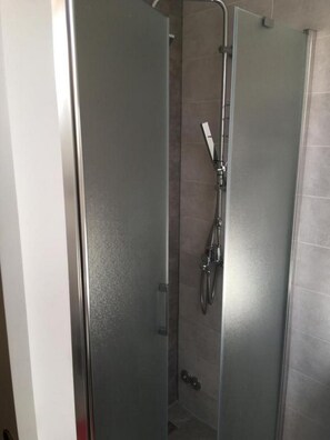 Douche, séchoir à cheveux, serviettes fournies