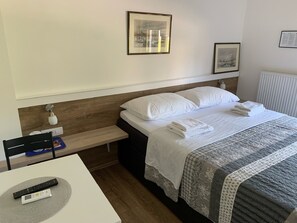 1 sovrum, internet och sängkläder