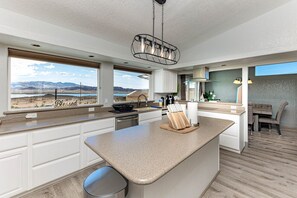 Fridge, microwave, oven, stovetop - LakeView | Minute From New Launch | Pool/Spa | Fun (Lake Havasu City)