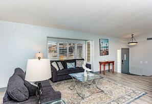 Smart TV, fireplace - LakeView | Minute From New Launch | Pool/Spa | Fun (Lake Havasu City)