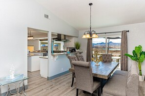 Dining - LakeView | Minute From New Launch | Pool/Spa | Fun (Lake Havasu City)
