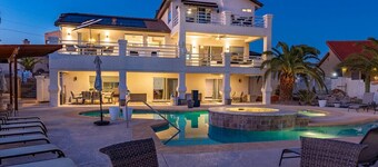 LakeView | Minute From New Launch | Pool/Spa | Fun