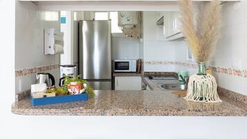 Een microgolfoven, een oven, een kookplaat