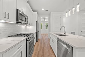 冰箱、微波炉、烤箱、炉灶