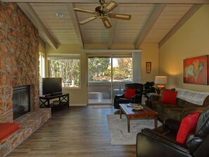 Smart-TV, peis, DVD-spiller og bøker